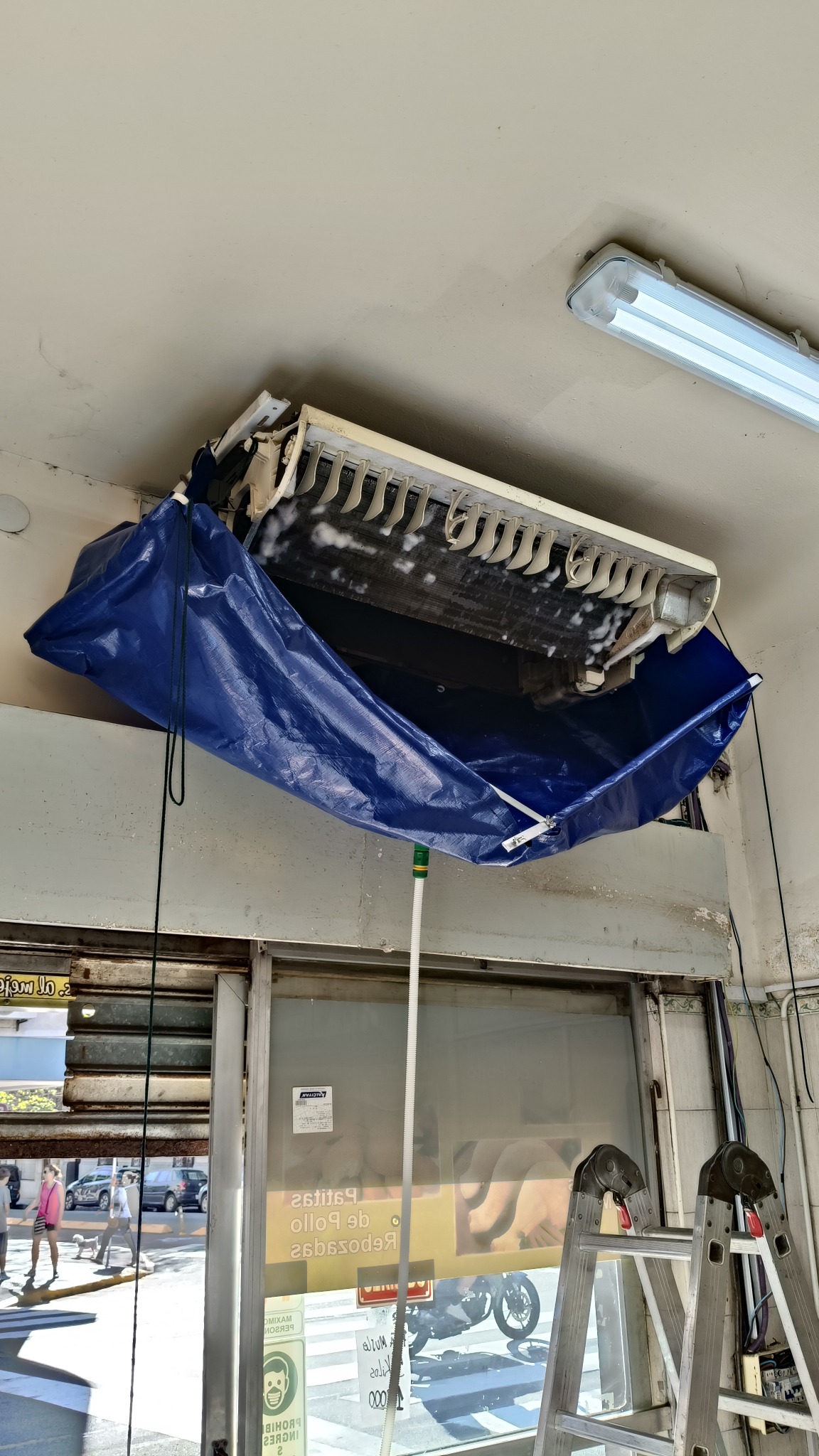 Limpieza y mantenimiento de aire acondicionado piso techo